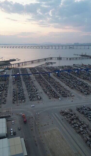 黄昏时分港口商业码头的鸟瞰图