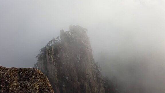 雾在山顶黄山或黄山与霜松黄山中国