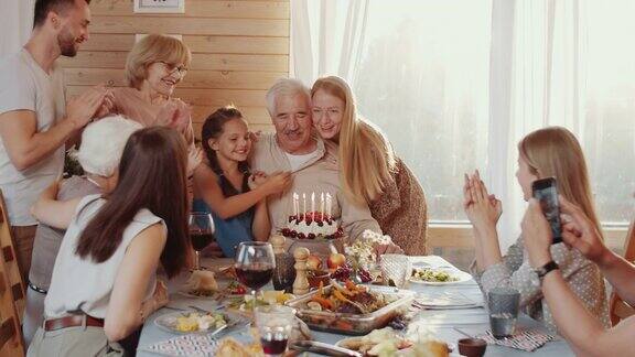 爷爷和一大家人在家庆祝生日