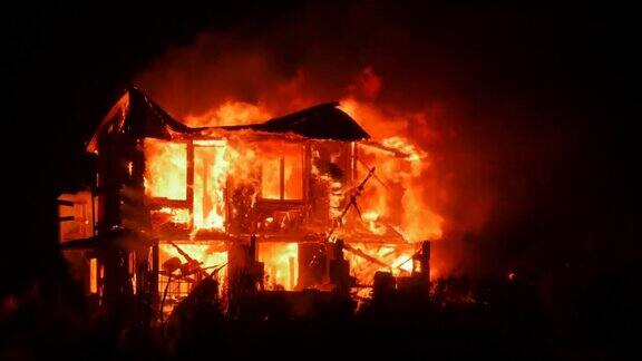 一场火灾后正在燃烧的房子
