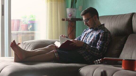 一个年轻人正在他的房子里看书