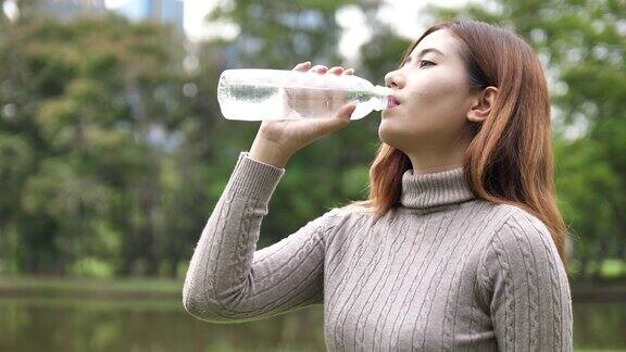 年轻女子健身后喝水