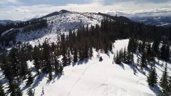 华盛顿斯诺夸尔米山口的雪地摩托探险