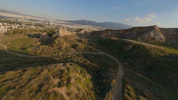 在雅典北部的psyiko的废弃采石场在日落、黄昏时的快速航拍FPV镜头-psyiko、Chalandri、Marousi、Galatsi和附近的山丘