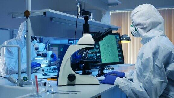 科学家们在实验室里检查细菌