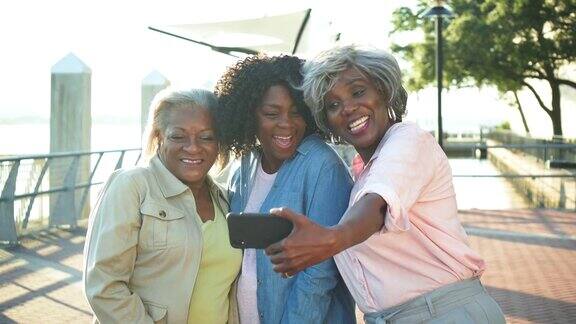 三名年长的非洲裔美国女性在户外自拍