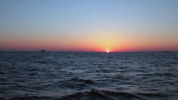 从海平面上观察日落