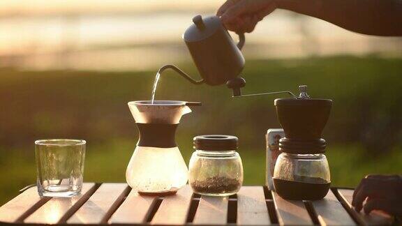 露营和做滴滤咖啡