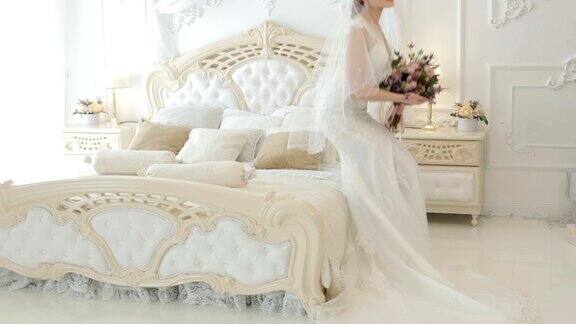 新娘坐在床上