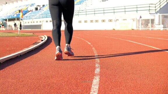 女性跑步者进行有氧运动慢动作