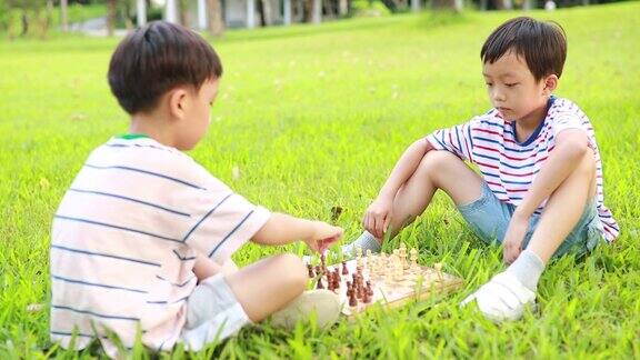 孩子们在公园里下棋