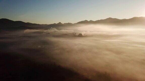 山上云雾的鸟瞰图