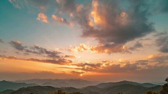 夕阳下的康法山时光流逝泰国清迈