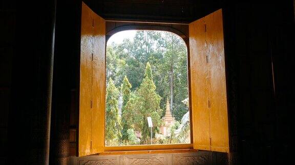 在佛塔的花园中通过寺庙的门和放大外面