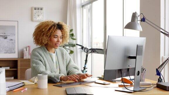 自信的非洲裔女商人在用电脑