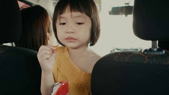 消极情绪:亚洲女婴正在吃零食
