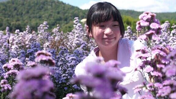 一个年轻女子正走向山上的花田