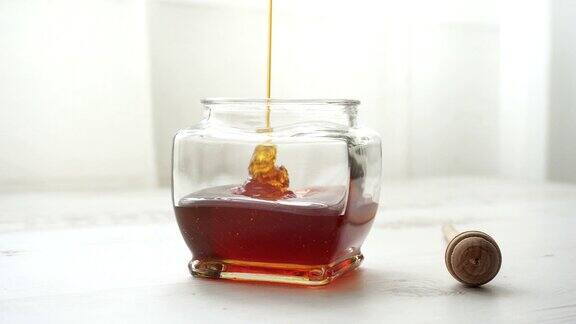 把蜂蜜倒进蜂蜜罐子里