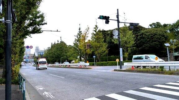 救护车在交通道路上行驶得如此之快