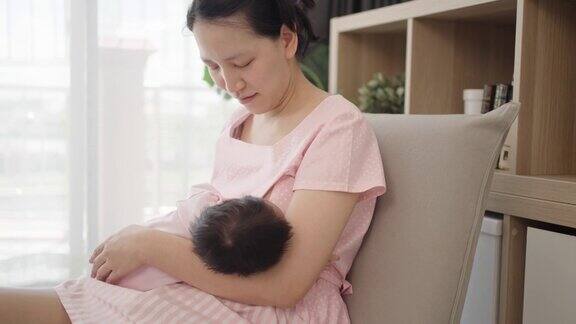亚洲年轻母亲母乳喂养她的孩子
