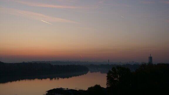 多瑙河上的日出时间流逝与贝尔格莱德建筑的背景