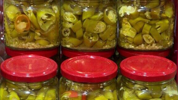 罐头青椒装着腌菜的玻璃罐