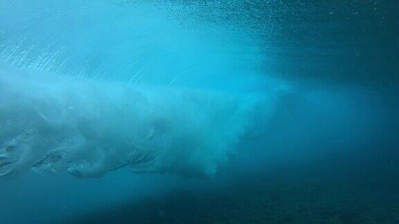 水下的破波视图