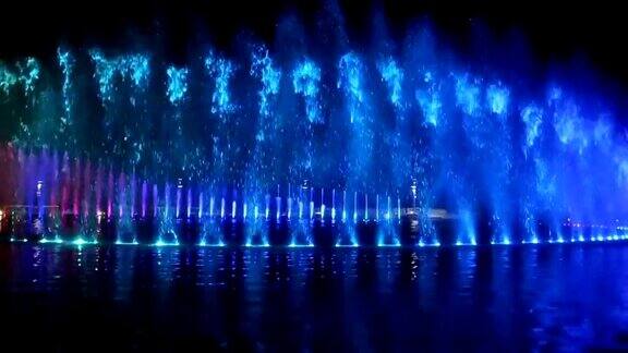 令人惊叹的灯光和水之夜表演