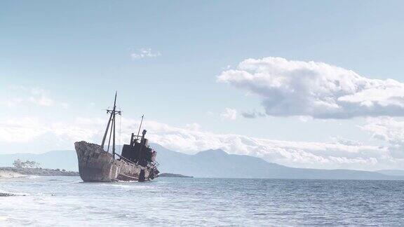 海岸上生锈的破碎船只残骸