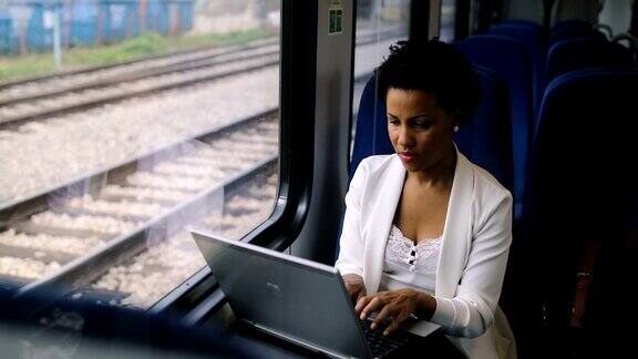 乘火车旅行的商务女性
