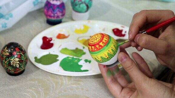 艺术家画一个复活节彩蛋