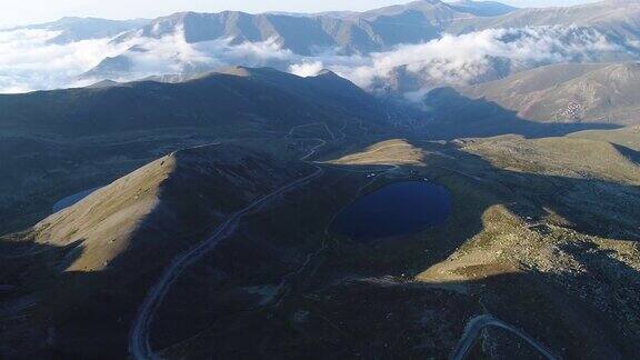 鸟瞰图长湖多雾和高山(Uzung?l)土耳其特拉布宗11132018