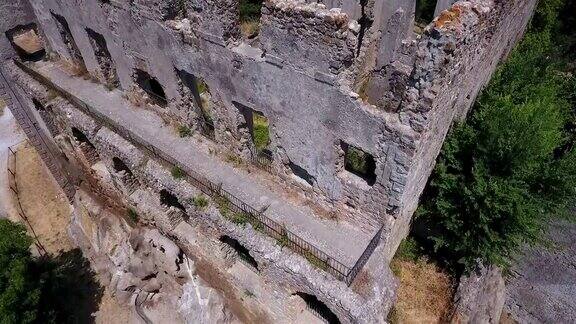 在意大利拉齐奥蒙特拉诺运河奥尔西尼-阿尔蒂耶里城堡的废墟上空飞行