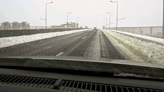 一场大雪过后汽车载着雪行驶在城市道路上