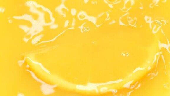慢镜头里的橘子掉进橙汁里