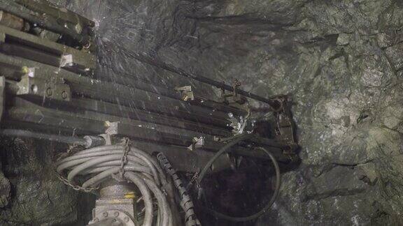 机器人钻机在坚硬的岩石上钻孔以便放置炸药