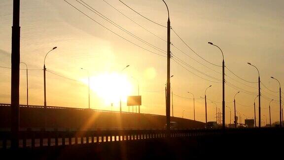 日落前的城市公路交通日落之光和耀斑