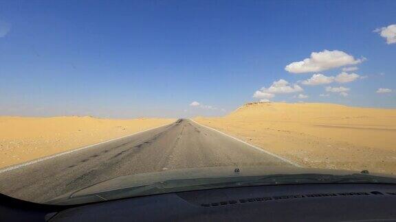 埃及沙漠中央的公路