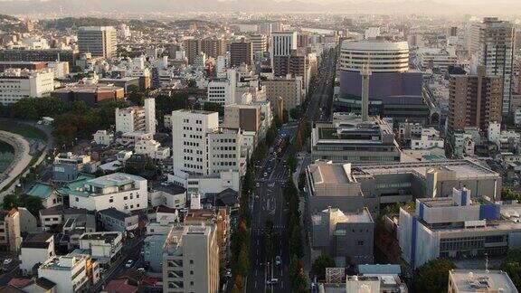 日本城市日落时的鸟瞰图