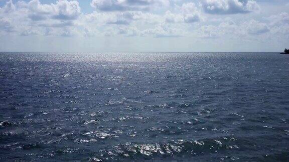 大海在一个晴朗的日子有云和美丽的天空