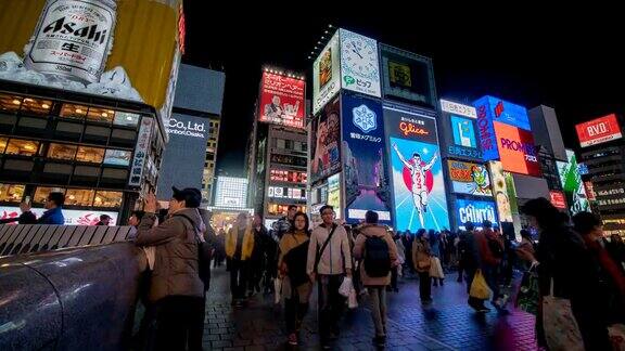 4k时光流逝:在日本大阪道顿堀人们走在夜间购物街上