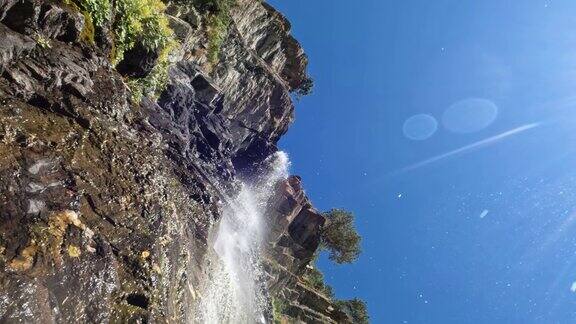 水瀑布在山林视图从底部以下循环视频