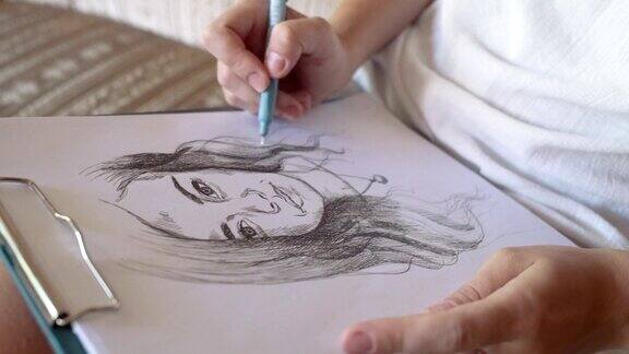 一个年轻女子在咖啡馆里画肖像近距离看