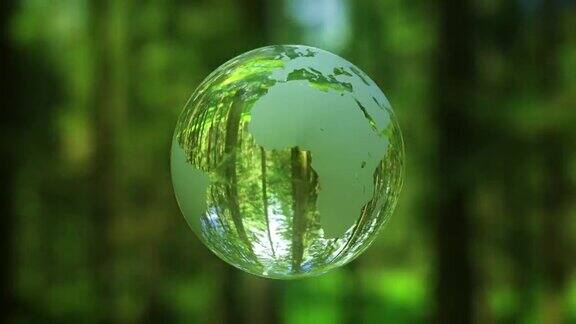 水晶地球行星在绿色的森林