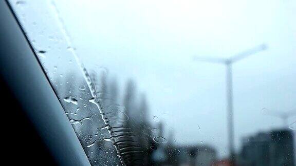 慢车在雨中驾驶汽车