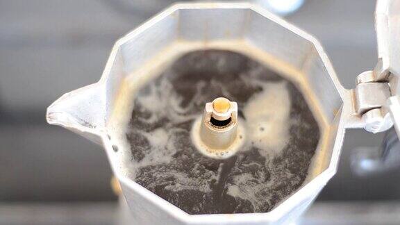 咖啡从一个充满间歇泉和蒸汽的咖啡机里喷射出来