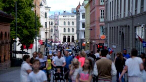 挪威奥斯陆行人挤在一条繁忙的街道上