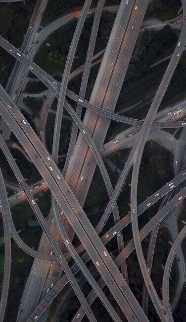 复杂立交桥及傍晚繁忙交通的天桥鸟瞰图