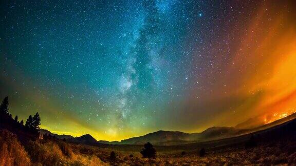 时间流逝-彩色银河越过山脉与山火-4K