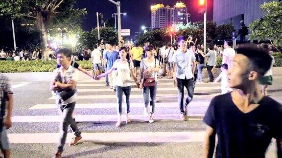 行人在广州市街道斑马线上行走实时拍摄